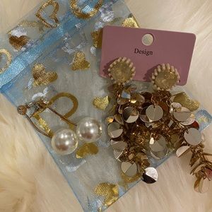 Set of two earrings